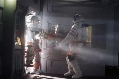 En 1985, on retrouve au cinma Roy Scheider dans ce film de Peter Hyams, lequel ?