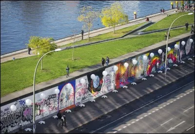 Complétez : la chute du mur de...