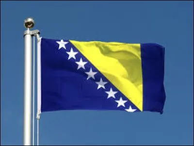 Le triangle jaune, la couleur bleue et les étoiles blanches sur le drapeau de la Bosnie-Herzégovine représentent respectivement la forme du pays et l'Europe.