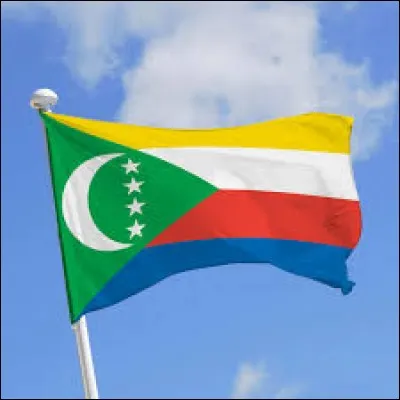 La bande bleue sur le drapeau des Comores symbolise le département français de Mayotte.