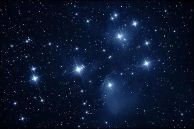 Quel amas d'étoiles est parfois surnommé "les sept surs" ?