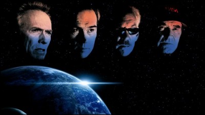 Cinéma > Dans ce film (2000) de C. Eastwood, 4 vieux schnoks retraités prennent la place de jeunes astronautes pour une mission spéciale. Qui joue le rôle du "playboy" et où est-il sur la photo ?