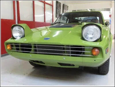 Art contempourien > « Vieux pots, meilleures soupapes » est le titre d'une « uvre » (hum ! hum !) où cette Saab Sonett III de 1969 joue un certain rôle. Mais de quel genre d'opus s'agit-il, au juste ?