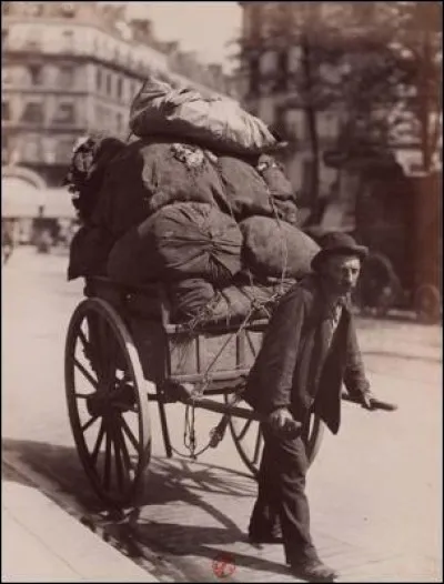 Vieux métiers > Ce pauvre homme ne faisait pas le coquet, à traîner sa vie comme un boulet, n'est-ce pas ?