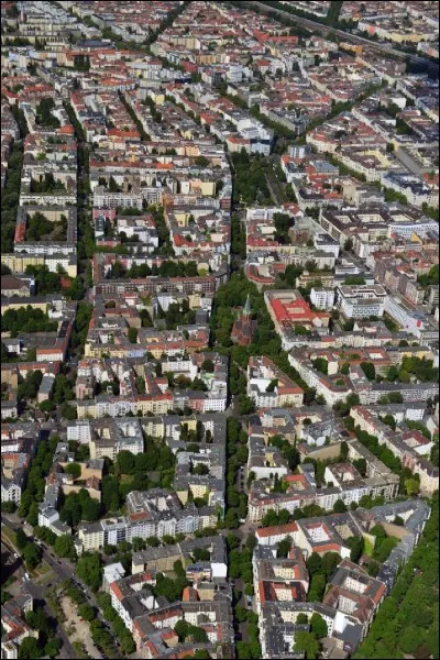 Le siège social se trouve à Charlottenburg-Wilmersdorf, Berlin.