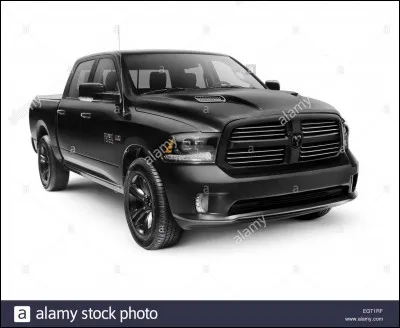 Dans quel vidéoclip Luke chante-t-il dans son gros camion noir, dans l'eau et éclaire un couple ?