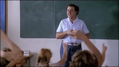 Avec qui Coluche joue-t-il dans le film "Le Maître d'école" ?
