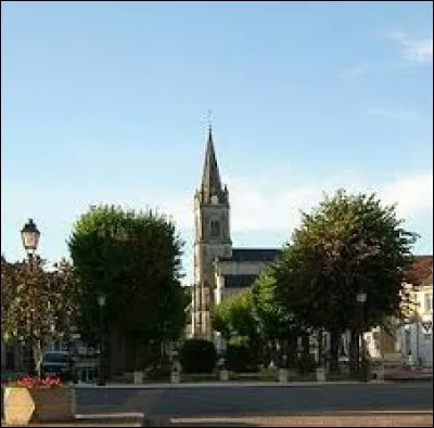 Nous terminons cette balade sur la place Mado-Robin d'Yzeures-sur-Creuse. Village du Centre-Val-de-Loire, il se situe dans le département ...