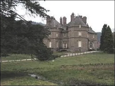 Je vous emmène maintenant à la découverte du château de Visigneux de Lucenay-l'Évêque. Village Saône-et-Loirien, il se trouve en région ...