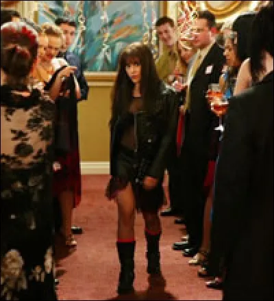 Tu rentres chez toi et tu vois ta sur qui fait la fête, tu :