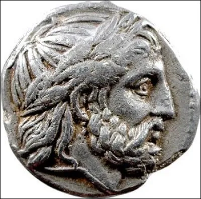 Au VIe siècle avant J.-C., le roi Philippe II de Macédoine a l'idée d'ajouter sa statue à celles des 12 dieux et est assassiné quelques années plus tard. De qui n'est-il pas le fils ?