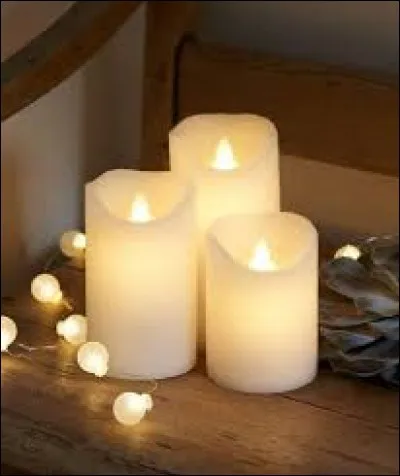 Tom s'apprête ... l'ouvrir mais il doit d'abord souffler ses bougies.