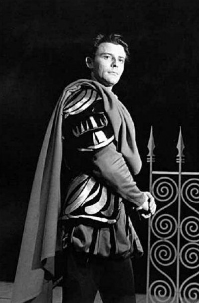 Gérard Philipe, grand acteur des années 1950, est particulièrement associé à un personnage qu'il a incarné au théâtre, sur la scène du TNP et dans le costume duquel il est enterré. De quel personnage s'agit-il ?