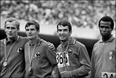 Cet ancien athlète (à gauche sur la photo), spécialiste du 100 et du 200 m, a remporté le bronze en relais 4 × 100 m avec Delecour, Piquemal et Bambuck aux Jeux olympiques de 1968. C'est ...