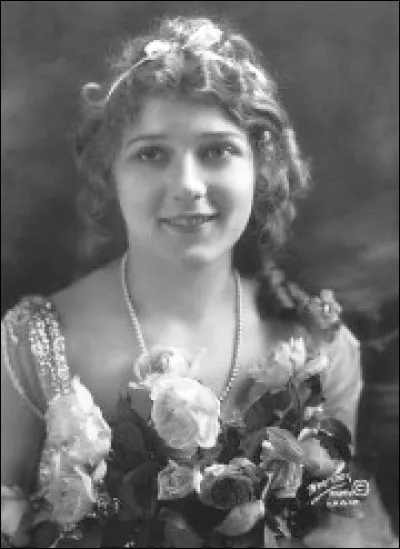 Gladys Louise Smith, née le 8 avril 1892 à Toronto, surnommée "la petite fiancée de l'Amérique" grande star du cinéma muet et des débuts d'Hollywood, est connue sous le nom de ...
