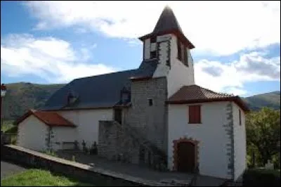 Nous sommes en Nouvelle-Aquitaine devant l'église Saint-Barthélémy d'Ibarrolle. Petit village de 83 habitants, dans le pays d'Oztibarre, il se situe dans le département ...
