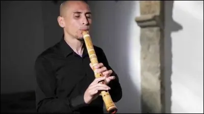 Quelle flûte, appelée "chiba" en chinois, est utilisée dans la musique traditionnelle ?