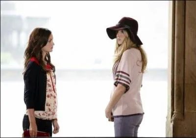 Qu'est-ce que donne Serena Van Der Woodsen  Blair Waldorf dans cette scne ?