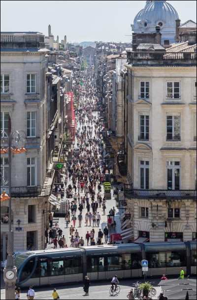 Quelle est la plus grande rue d'Europe située à Bordeaux ?