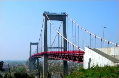 Comment s'appelle le pont le plus connu de Bordeaux ?