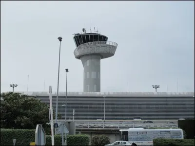 Comment se nomme l'aéroport de Bordeaux ?