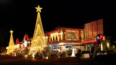 « Smoke on the Water » est une chanson du groupe de hard rock britannique Deep Purple, parue en 1972 dans l'album "Machine Head". Elle relate l'incendie d'un casino dont le groupe a été témoin (la « fumée sur l'eau » du titre est celle de la fumée qui se répand sur le lac Léman). De quel casino s'agit-il ?