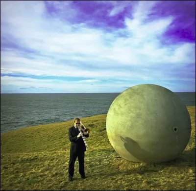 Spectacle quelque peu insolite, n'est-ce pas ? Mais que fait ou que représente cette boule de plusieurs tonnes, en plein champs ?