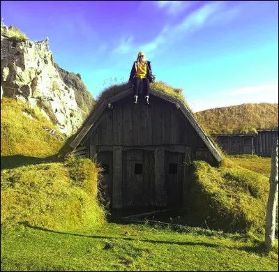 Puisque nous avons évoqué la fantastique artiste qu'est Björk, la voici... Juchée sur sa toute dernière maison (construite par elle-même et son compagnon !). Alors ?