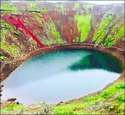 Paysage naturel étonnant, le cratère du Kerið et son lac. Quel âge a-t-il ?