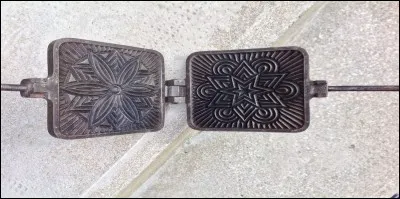 Quel est cet objet orné de fleurs stylisées ?