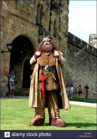 Comment s'appelle le garde-chasse de Poudlard ?