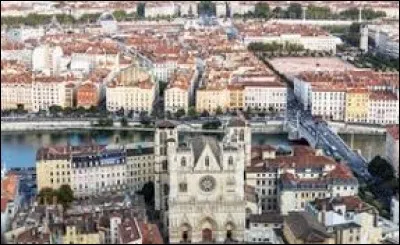Lyon est une ville d'Auvergne-Rhône-Alpes, préfecture du département de la Loire.