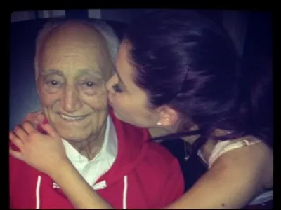 Elle a un tatouage qui est le surnom que son grand-père décédé lui donnait.