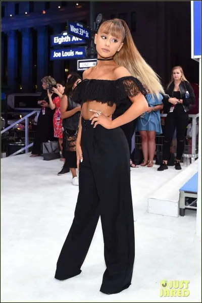 Ariana est complexé par ses cheveux.