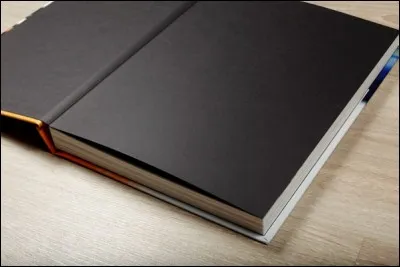 À qui doit-on "Le Parfum de la dame en noir" ?