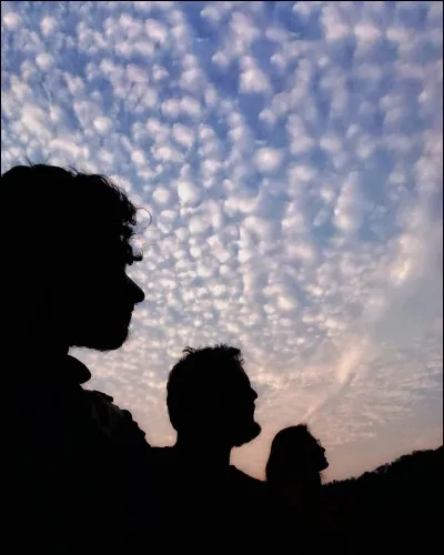 Quels sont les nuages pouvant &ecirc;tre en altitude comme en basse altitude et qui forment des points ?