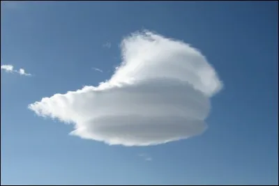Quel est le nuage se formant le plus souvent en haut des montagne avec le vent ?