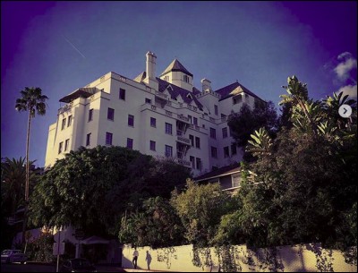 Marmont Château (USA) > Ayant abrité nombre d'acteurs et de rock stars, Howard Hughes séjournait fréquemment chambre 64. Qu'y faisait-il de particulier ?