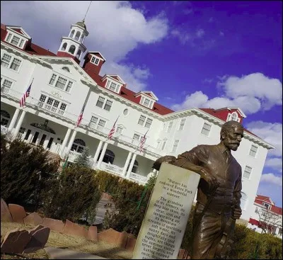 Hôtel Stanley (Eastes Park, Colorado) > Bien qu'en forme de « U », cet hôtel est hanté ! Et si je vous dis « Stephen King » et « film à frissons », vous me répondrez ... (Choisissez !)