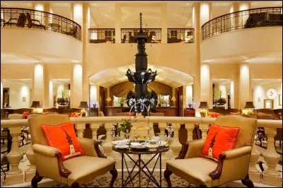 Hôtel Kempinski (D) > C'est ici qu'a eu lieu cette fameuse scène avec du monde au balcon (une célébrité mondiale !). Qui, où et quand était-ce ?