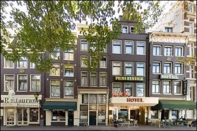 Hotel Prins Hendrik (Amsterdam) > Là c'est terminé la carrière d'un musicien hors des sentiers battus. Lequel ?