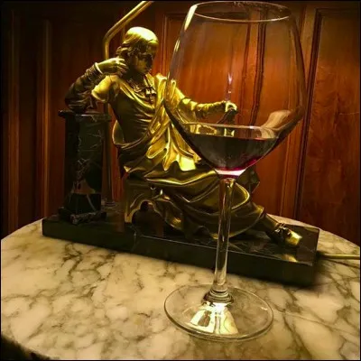 Hôtel d'Alsace (Paris) > La réflexion qui tue à propos de la déco : « Ou c'est ce papier peint qui disparaît, ou c'est moi ! ». Quel homme d'esprit et de goût a dit cela ?