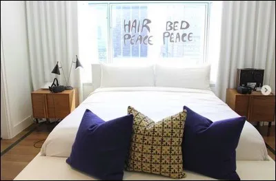 Suite 1742 au « Fairmont Le Reine Elizabeth » > « La » chambre mythique de John Lennon et Yoko Ono. Une ville où l'on revient toujours « dans un grand Boeing bleu de mer ». Laquelle ?