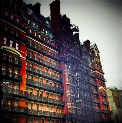 Hôtel Chelsea (NY) > Refuge pour poètes maudits, il inspira l'une des plus célèbres chansons des années 60, dont les droits « volés » puis rachetés par l'auteur. Quelle chanson ? Quel auteur et combien ?