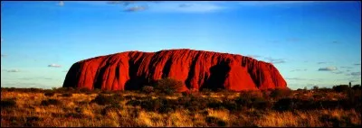 Quel est ce monolithe de légende aborigène d'Australie qui proviendrait du jeu de deux enfants mythiques dans la boue ?