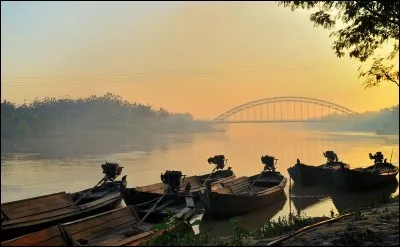 Quel nom porte le plus long fleuve de l'île de Java ?