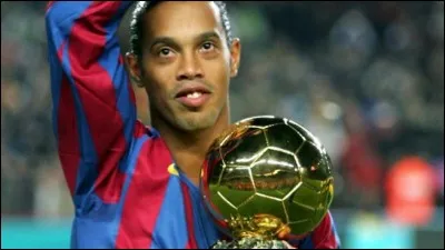 Qui a joué dans pratiquement toutes les mêmes équipes que Ronaldinho ?