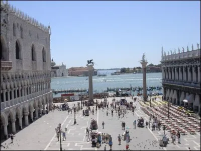 Aux Philippines, à quel dictateur, Corazon Aquino a-t-elle succédé ?