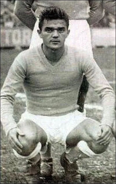 Ce footballeur, né en Hongrie, joueur de l'équipe de France de 1952 à 1960, champion de France avec l'OGC Nice en 1956, c'est ...
