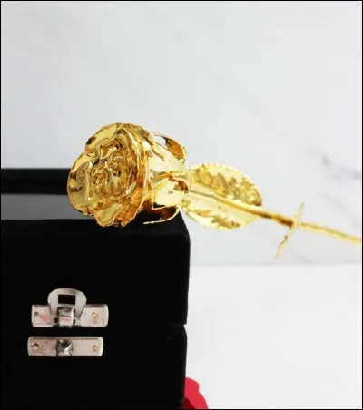 Un peu plus cher (tout de même !), la rose en or dans son écrin de velours. « Mais c'est fait en quoi, chéri ? »